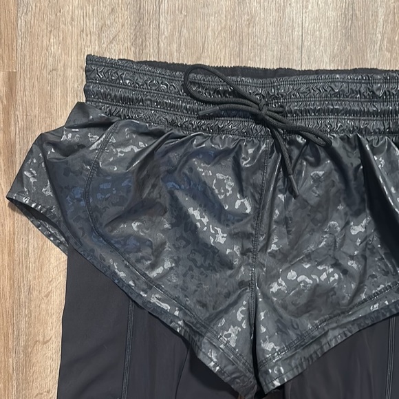 ATHLETA RAINER 2 IN 1 TIGHT (SIZE SMALL) - Picture 4 of 8